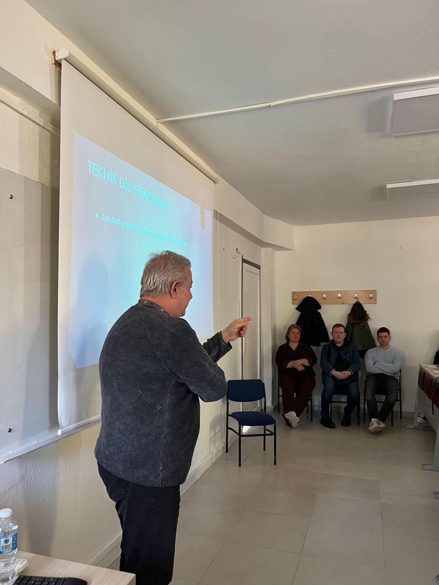 Dalaman Meslek Yüksekokulu’nda, öğrencilerin kariyer planlama süreçlerine katkı sağlamak amacıyla 9 Aralık 2025 tarihinde “Kariyer Yolculuğunda İlk Adım: CV Hazırlama ve Mülakat” başlıklı bir konferans düzenlendi. Etkinliğe, Sancak Inflight Service: Havayolu İkram Hizmeti’nden Ersin İlhan ve Fatma Dorum konuşmacı olarak katıldı. Konferansta öğrencilere etkili CV hazırlamanın temel ilkeleri, mülakatlara hazırlık süreci, işveren beklentileri ve sektörde öne çıkmanın yolları üzerine kapsamlı bilgiler aktarıldı. Ersin İlhan ve Fatma Dorum, havacılık sektöründeki deneyimlerini paylaşarak öğrencilerin iş hayatına yönelik farkındalıklarının artmasına katkı sağladı.